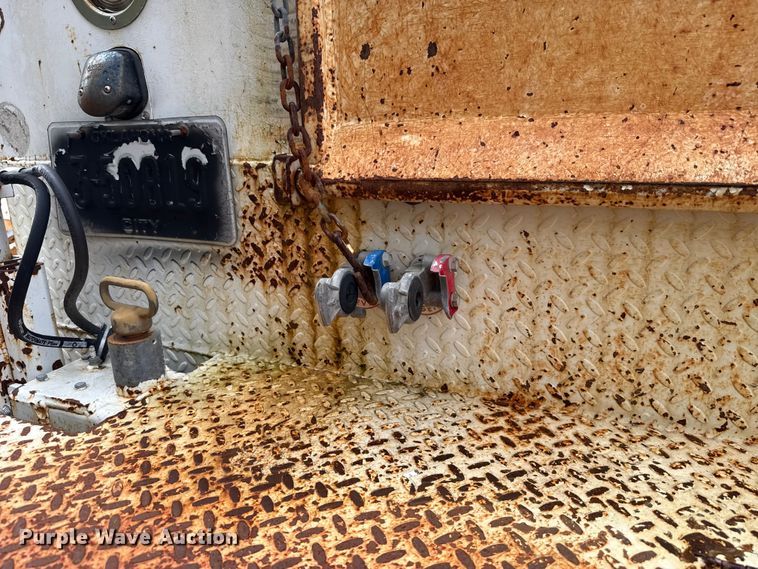 image for item EG8632 2001 International 4900  utility / service truck