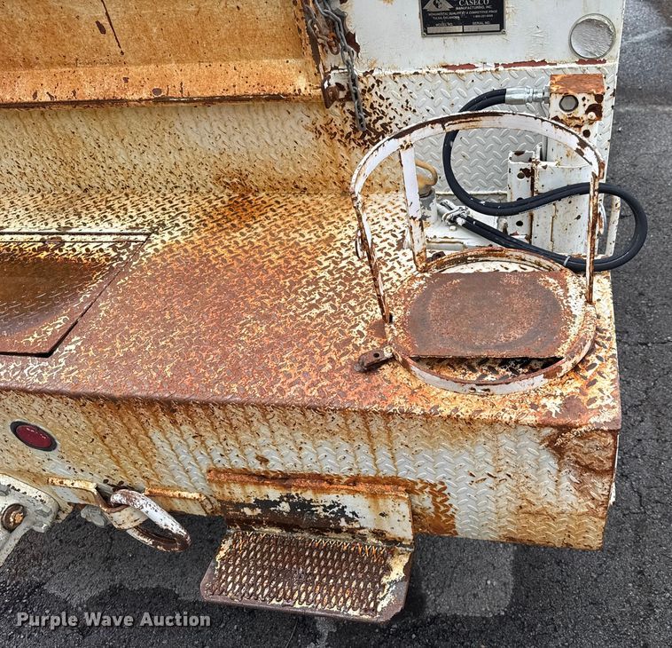 image for item EG8632 2001 International 4900  utility / service truck