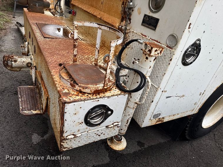 image for item EG8632 2001 International 4900  utility / service truck