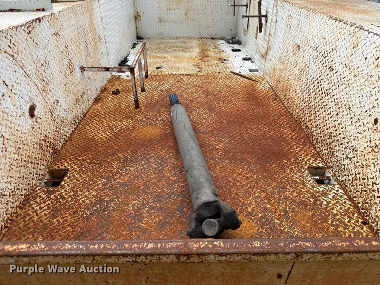 image for item EG8632 2001 International 4900  utility / service truck