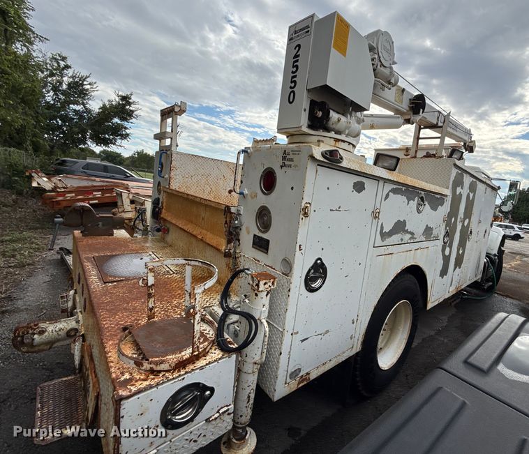 image for item EG8632 2001 International 4900  utility / service truck