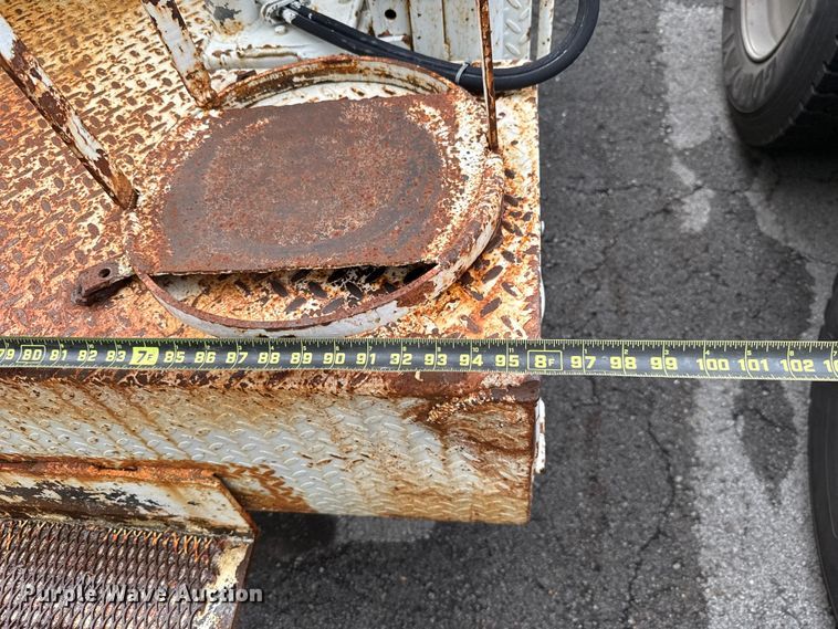 image for item EG8632 2001 International 4900  utility / service truck