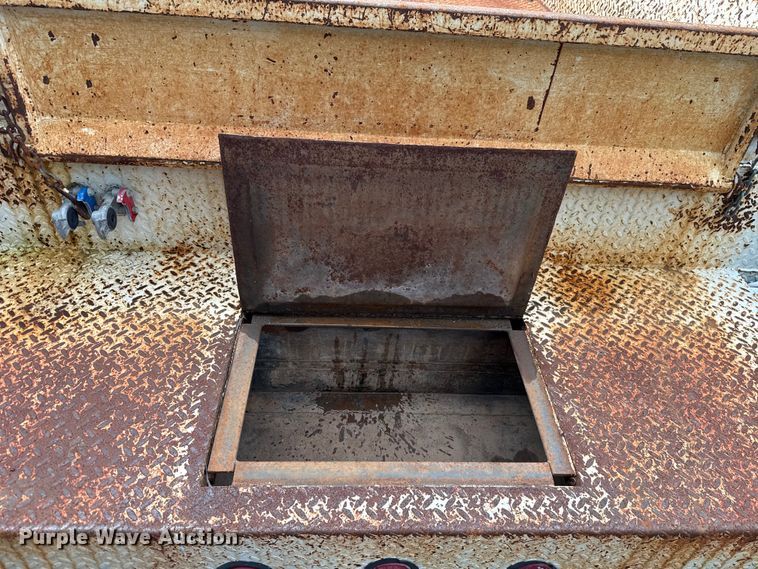 image for item EG8632 2001 International 4900  utility / service truck