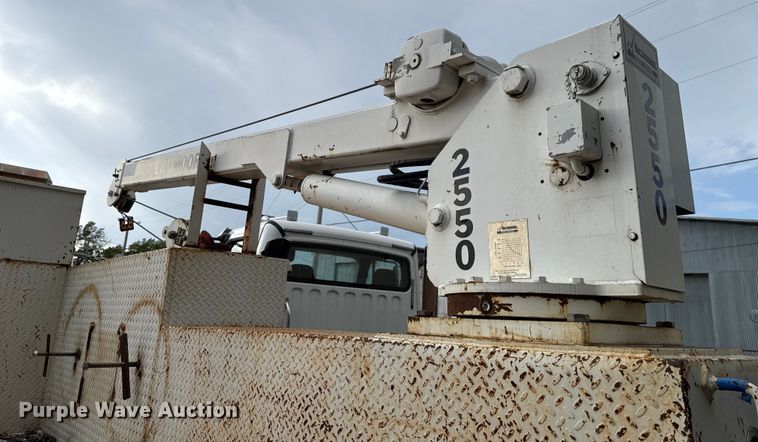 image for item EG8632 2001 International 4900  utility / service truck