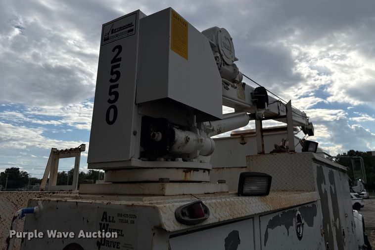 image for item EG8632 2001 International 4900  utility / service truck