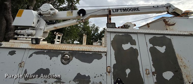 image for item EG8632 2001 International 4900  utility / service truck