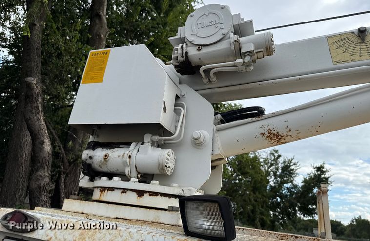 image for item EG8632 2001 International 4900  utility / service truck