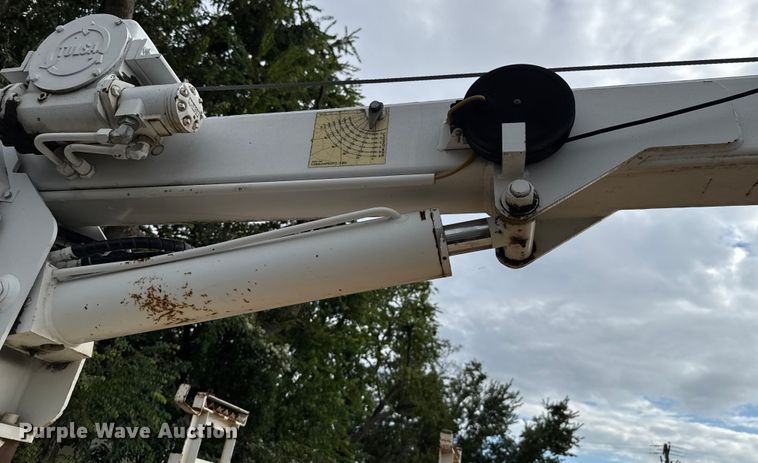 image for item EG8632 2001 International 4900  utility / service truck