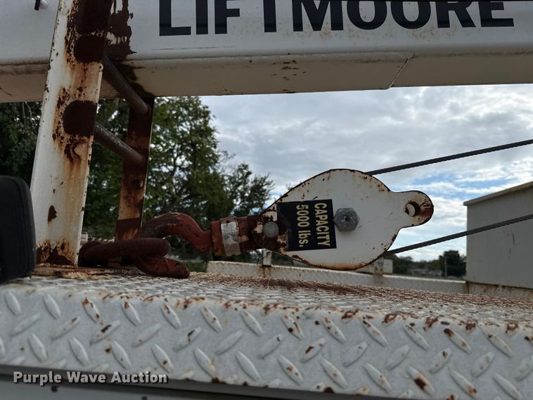 image for item EG8632 2001 International 4900  utility / service truck