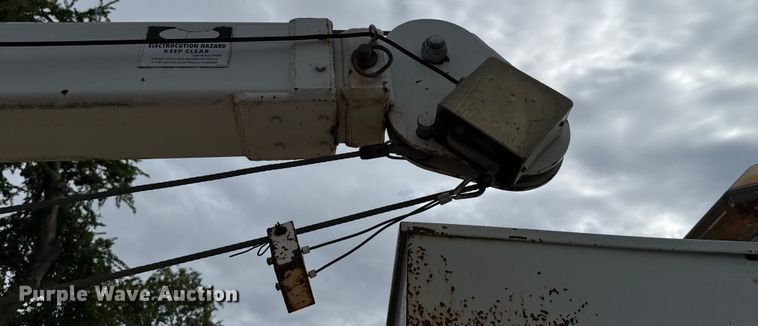 image for item EG8632 2001 International 4900  utility / service truck