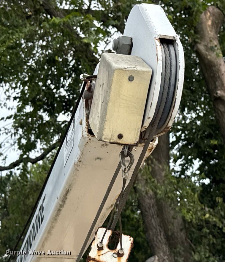 image for item EG8632 2001 International 4900  utility / service truck