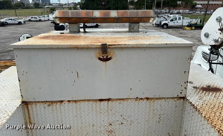 image for item EG8632 2001 International 4900  utility / service truck