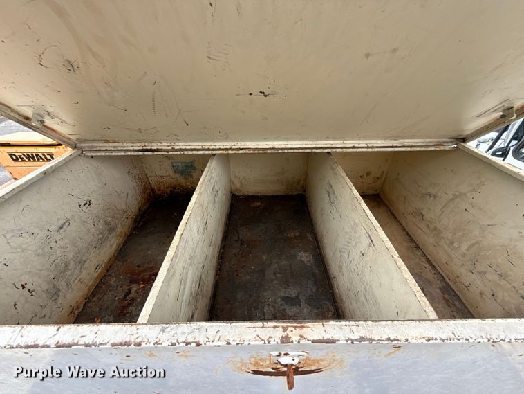 image for item EG8632 2001 International 4900  utility / service truck