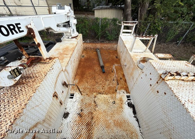 image for item EG8632 2001 International 4900  utility / service truck