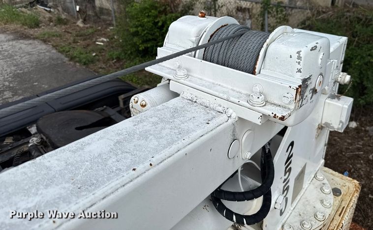 image for item EG8632 2001 International 4900  utility / service truck