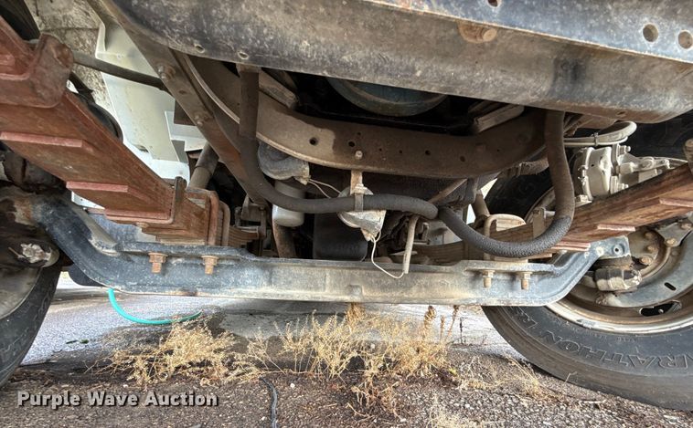 image for item EG8632 2001 International 4900  utility / service truck