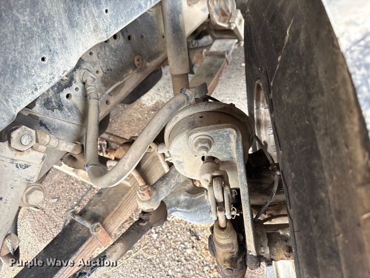 image for item EG8632 2001 International 4900  utility / service truck