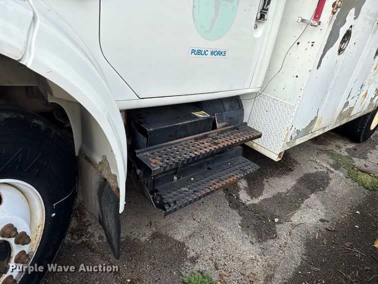 image for item EG8632 2001 International 4900  utility / service truck