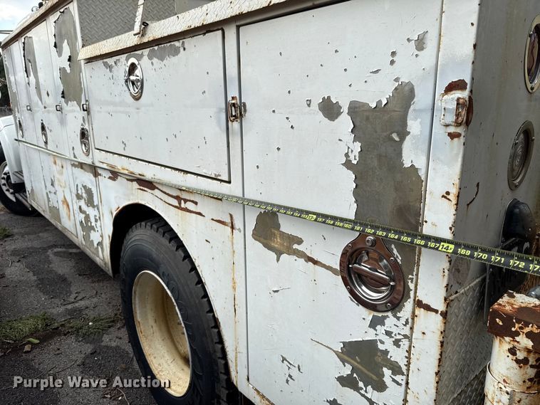 image for item EG8632 2001 International 4900  utility / service truck