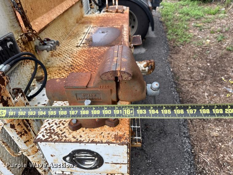 image for item EG8632 2001 International 4900  utility / service truck