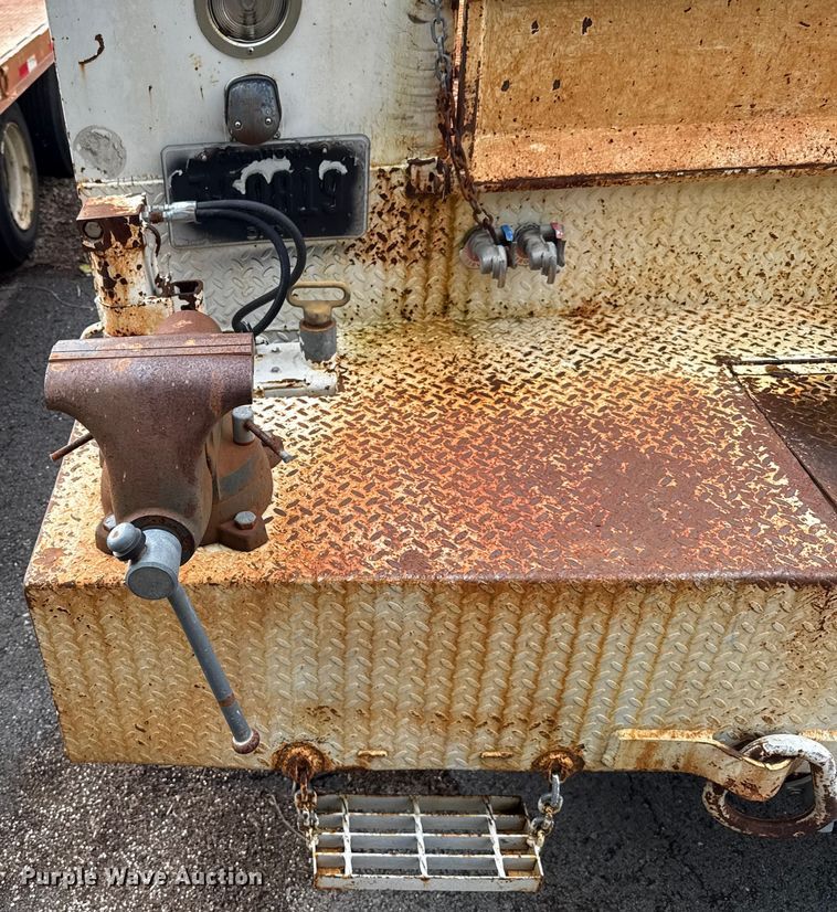 image for item EG8632 2001 International 4900  utility / service truck