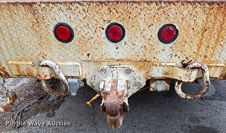 image for item EG8632 2001 International 4900  utility / service truck