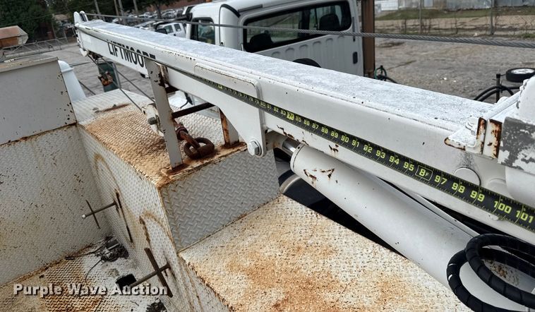 image for item EG8632 2001 International 4900  utility / service truck