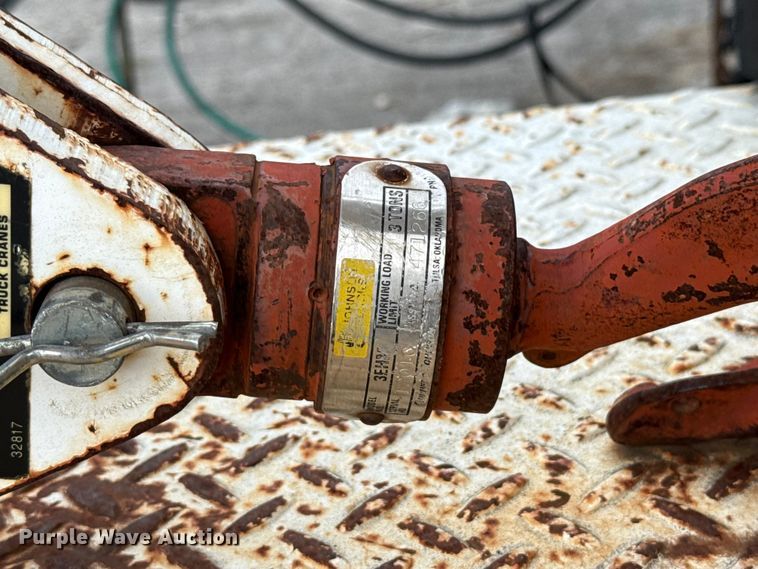 image for item EG8632 2001 International 4900  utility / service truck