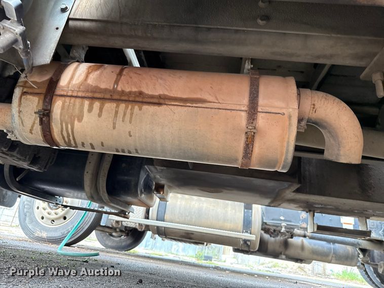 image for item EG8632 2001 International 4900  utility / service truck