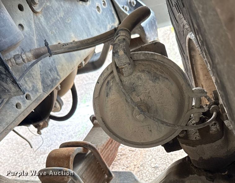 image for item EG8632 2001 International 4900  utility / service truck