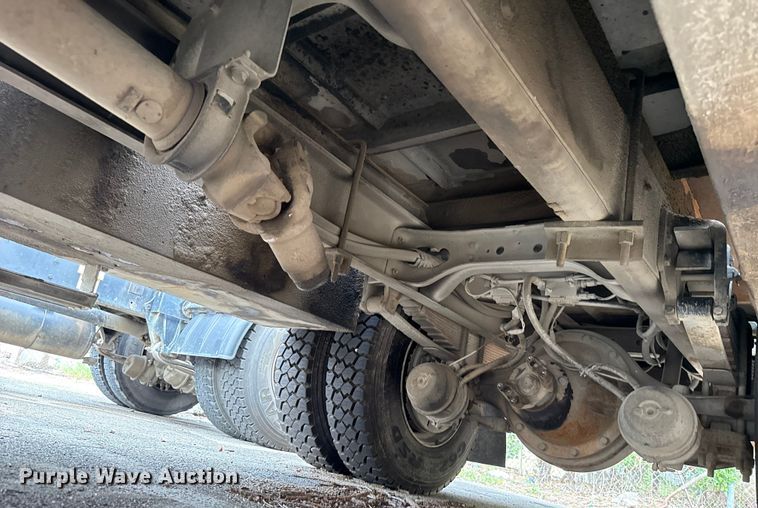 image for item EG8632 2001 International 4900  utility / service truck