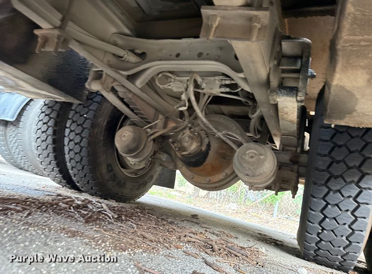 image for item EG8632 2001 International 4900  utility / service truck