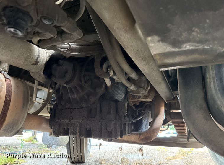 image for item EG8632 2001 International 4900  utility / service truck