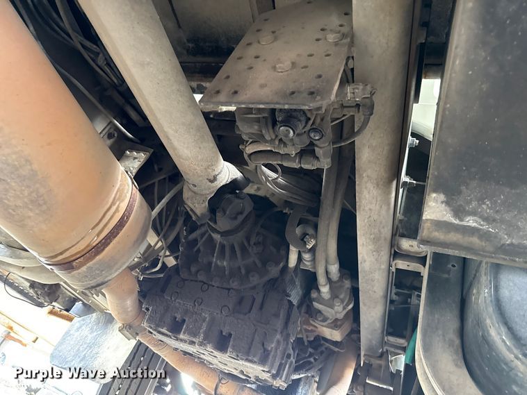 image for item EG8632 2001 International 4900  utility / service truck