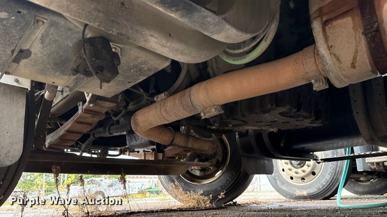 image for item EG8632 2001 International 4900  utility / service truck