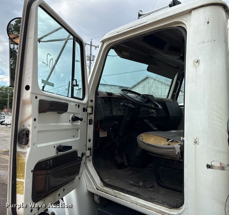 image for item EG8632 2001 International 4900  utility / service truck