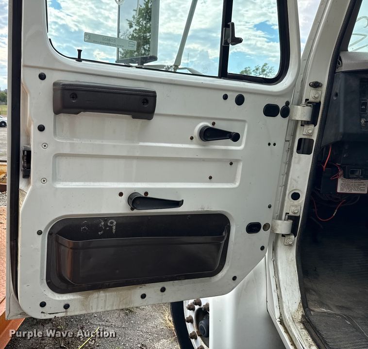 image for item EG8632 2001 International 4900  utility / service truck