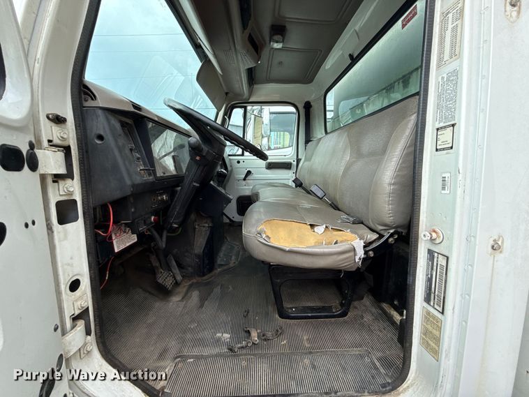 image for item EG8632 2001 International 4900  utility / service truck