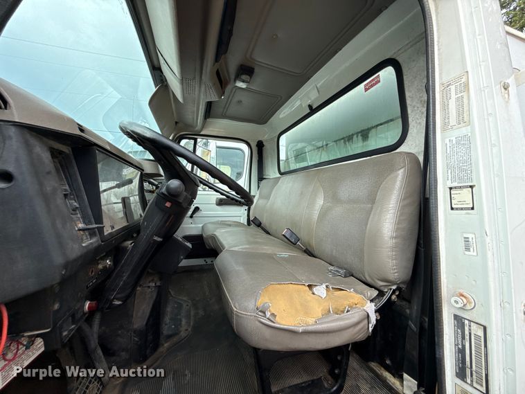 image for item EG8632 2001 International 4900  utility / service truck