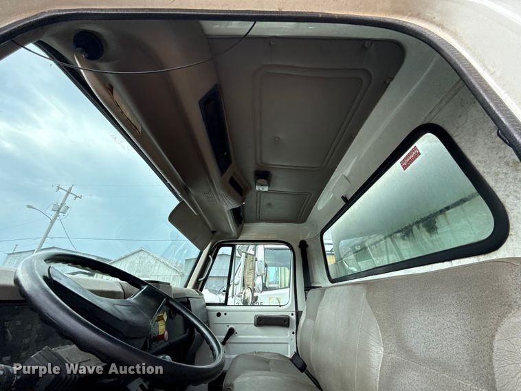 image for item EG8632 2001 International 4900  utility / service truck