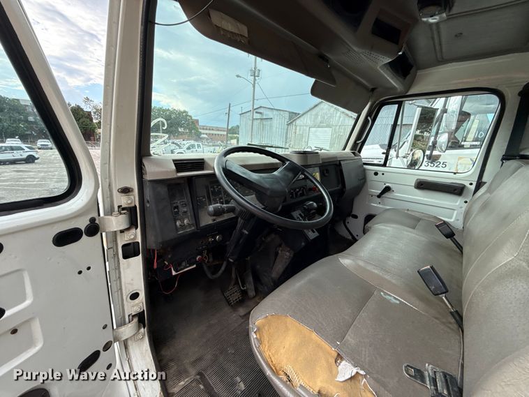 image for item EG8632 2001 International 4900  utility / service truck