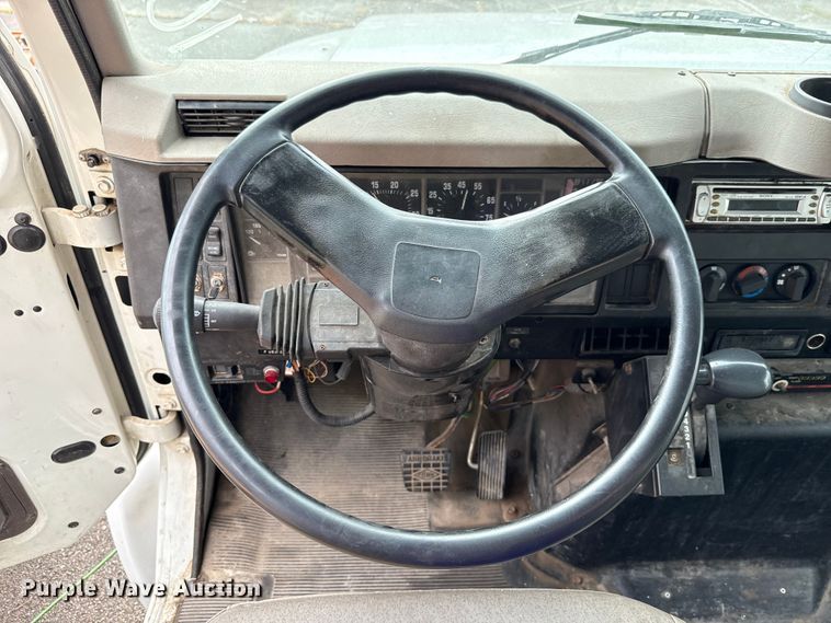 image for item EG8632 2001 International 4900  utility / service truck