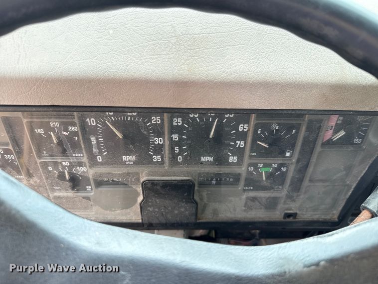 image for item EG8632 2001 International 4900  utility / service truck