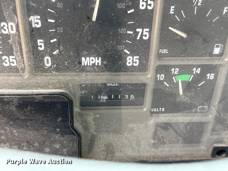 image for item EG8632 2001 International 4900  utility / service truck