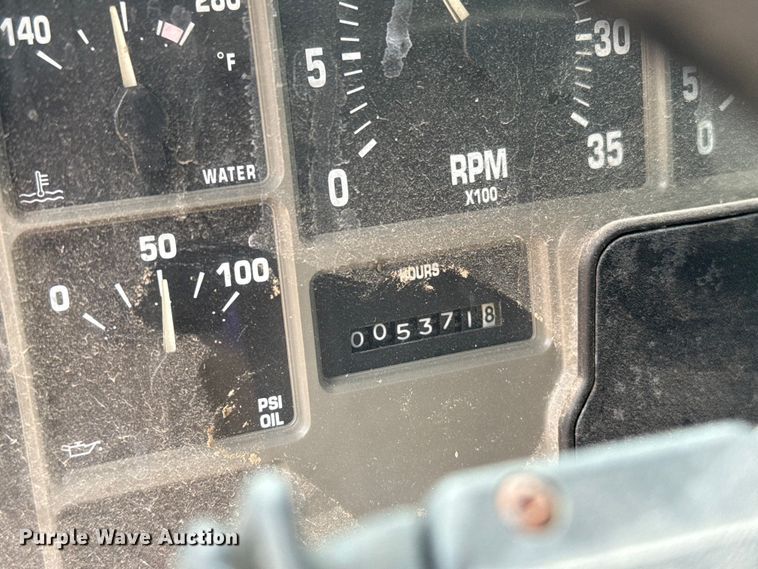 image for item EG8632 2001 International 4900  utility / service truck