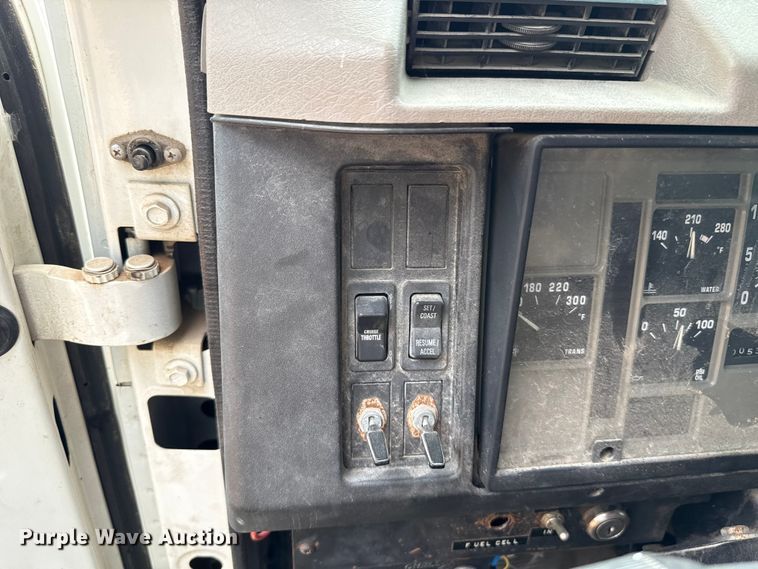 image for item EG8632 2001 International 4900  utility / service truck