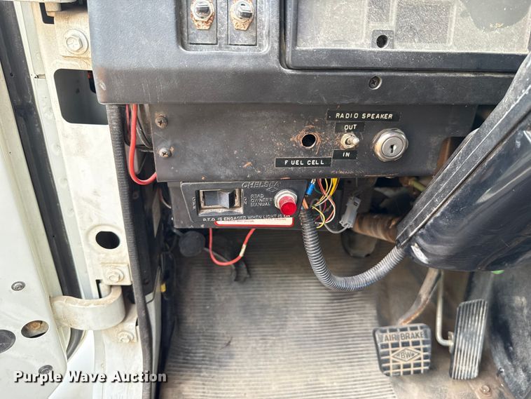 image for item EG8632 2001 International 4900  utility / service truck