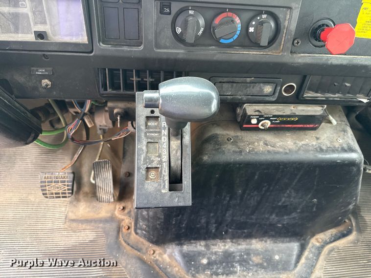 image for item EG8632 2001 International 4900  utility / service truck