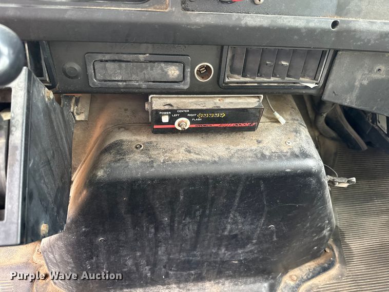 image for item EG8632 2001 International 4900  utility / service truck