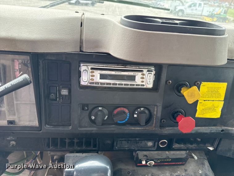 image for item EG8632 2001 International 4900  utility / service truck